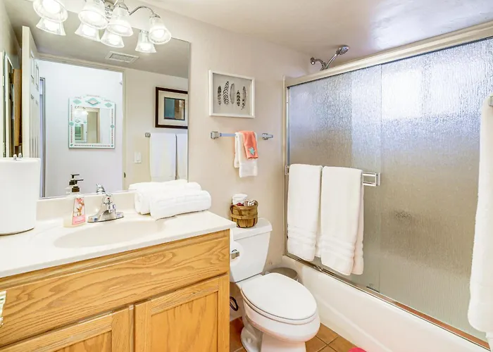 Dom wakacyjny 10 Mi To Dtwn: Pet-friendly Getaway!
