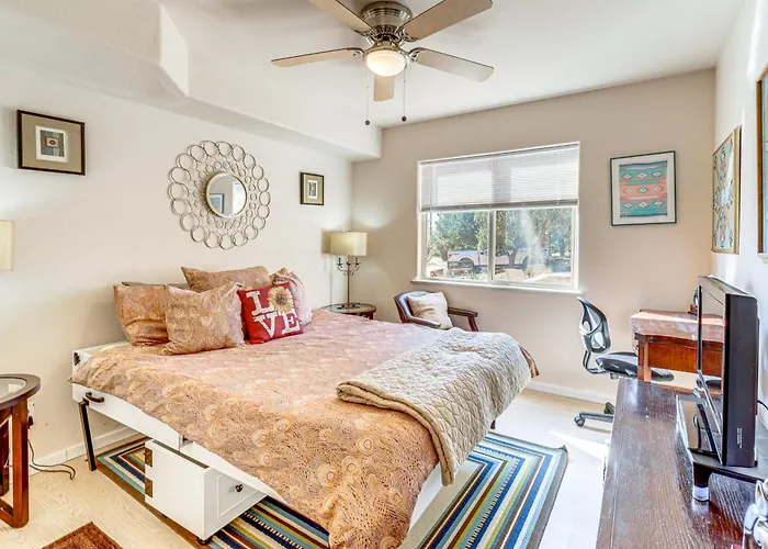 10 Mi To Dtwn: Pet-friendly Getaway!