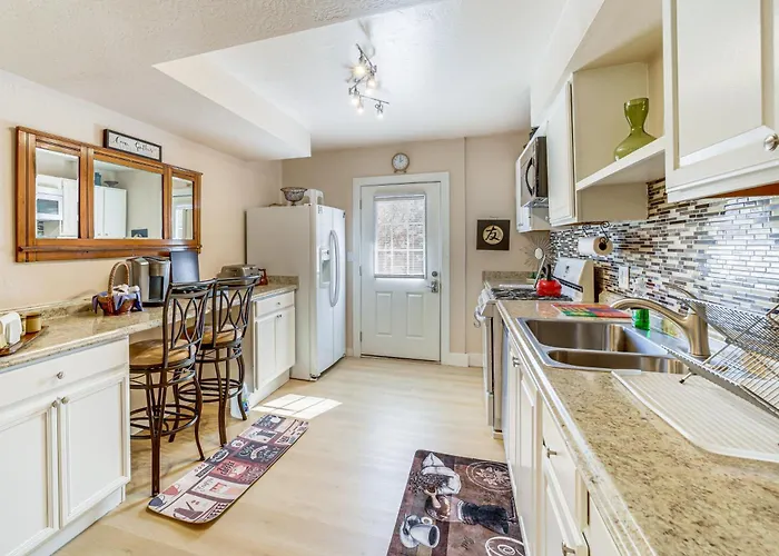 Dom wakacyjny 10 Mi To Dtwn: Pet-friendly Getaway!